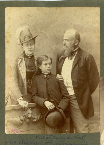 Tadeusz i Zofia Grocholscy, pośrodku młodszy brat Zofii – Adam Zamoyski (1873-1940), późniejszy ordynat na Kozłówce, ok. 1886 r.
