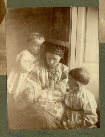 Zofia Tadeuszowa Grocholska z dziećmi: Remigiuszem (1888 – 1965), Zofią (1889 – 1969), Tadeuszem (1887 – 1920). Strzyżawka 1890 r.
