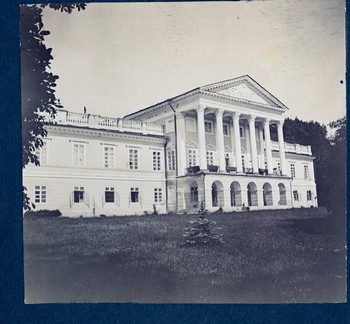 Pałac Grocholskich w Strzyżawce od strony Bohu.