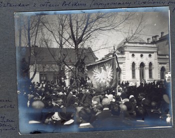 Pierwszy odruch polskości na Kresach – pochód 3 maja 1917 r. w Winnicy. Pośrodku sztandar z Orłem Białym wykonany przez Zofię Grocholską (późniejszą Xawerową Krasicką).
