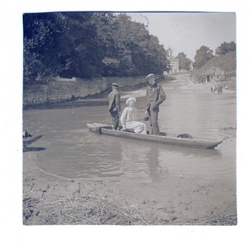 Wylew Bohu w 1911 r. W czółnie Zofia i Henryk Grocholscy. W głębi kościół strzyżawiecki, z lewej park pałacowy.